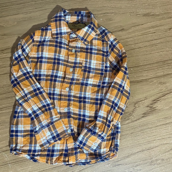 Cute button down - Picture 2 of 4